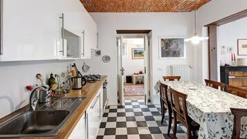 Refrigerador, parrilla de estufa y cafetera y tetera