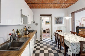 Réfrigérateur, plaque de cuisson, cafetière/bouilloire