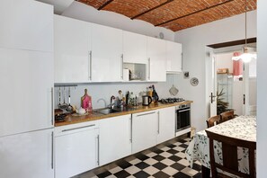 Réfrigérateur, plaque de cuisson, cafetiÚre/bouilloire