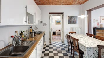 Køleskab, kogeplade, kaffe-/temaskine, køkkentøj/tallerkener/redskaber