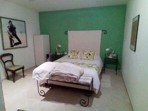 1 slaapkamer, een strijkplank/strijkijzer, gratis wifi, beddengoed