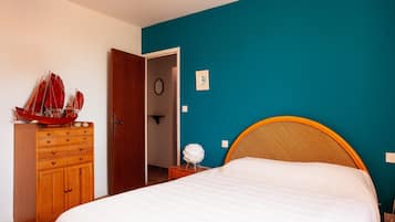 3 bedrooms, iron/ironing board, free WiFi, bed sheets