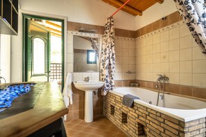 Badewanne, Haartrockner, Handtücher