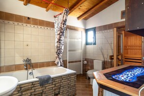 Badewanne, Haartrockner, Handtücher
