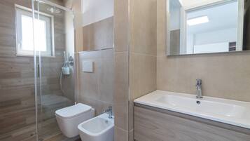 Ducha, secador de pelo, toallas