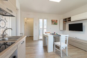 Refrigerador, horno, parrilla de estufa y cafetera y tetera 