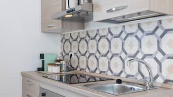 Frigorífic, forn, placa de cuina i cafetera i tetera