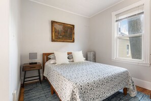 2 bedrooms, desk, iron/ironing board, free WiFi - Knock on Wood | Airy Charm in Heart of Downtown (Portland)