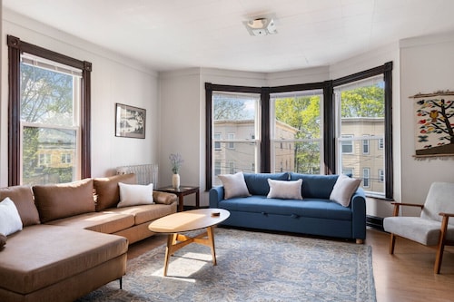 Knock on Wood | Airy Charm in Heart of Downtown