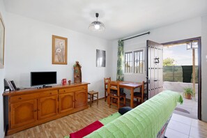 1 habitación, tabla de planchar con plancha y ropa de cama 