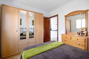 1 habitación, tabla de planchar con plancha y ropa de cama 