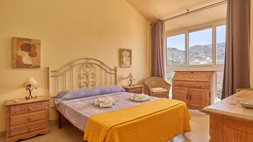 3 makuuhuonetta, silitysrauta/-lauta, ilmainen Wi-Fi, vuodevaatteet