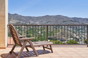 Property grounds - Holiday Home 'Casa Fuentes 2 B2' with Sea Views, Wi-Fi & Air Conditioning (Almuñecar)
