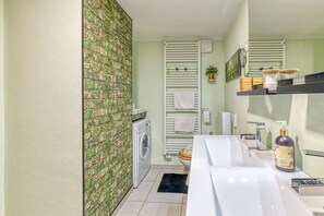 Shower, towels