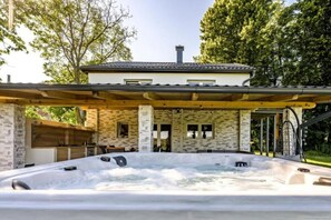 Outdoor spa tub - Cozy House In Nature With Hot Tub, Kelemen, Croatia (Kelemen)