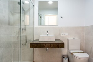 Bathtub, towels