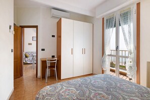1 bedroom, free WiFi, bed sheets - Holiday Apartment "Numero 7" with Sea View, 2 Balconies & Wi-Fi (Pietra Ligure)