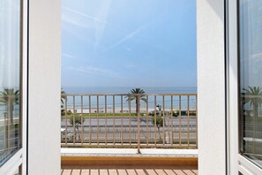 Property grounds - Holiday Apartment "Numero 7" with Sea View, 2 Balconies & Wi-Fi (Pietra Ligure)