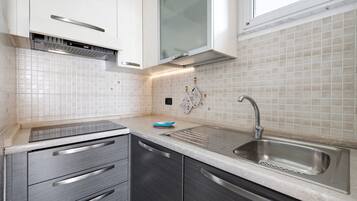 Frigorifero, microonde, piano cottura, pentole/stoviglie/utensili