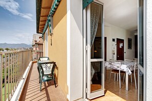 Outdoor dining - Holiday Apartment "Numero 7" with Sea View, 2 Balconies & Wi-Fi (Pietra Ligure)