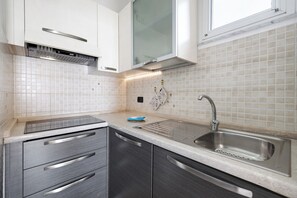Fridge, microwave, stovetop, cookware/dishes/utensils - Holiday Apartment "Numero 7" with Sea View, 2 Balconies & Wi-Fi (Pietra Ligure)