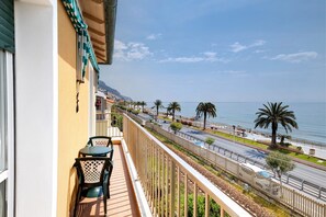 Outdoor dining - Holiday Apartment "Numero 7" with Sea View, 2 Balconies & Wi-Fi (Pietra Ligure)