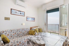 Interior - Holiday Apartment "Numero 7" with Sea View, 2 Balconies & Wi-Fi (Pietra Ligure)