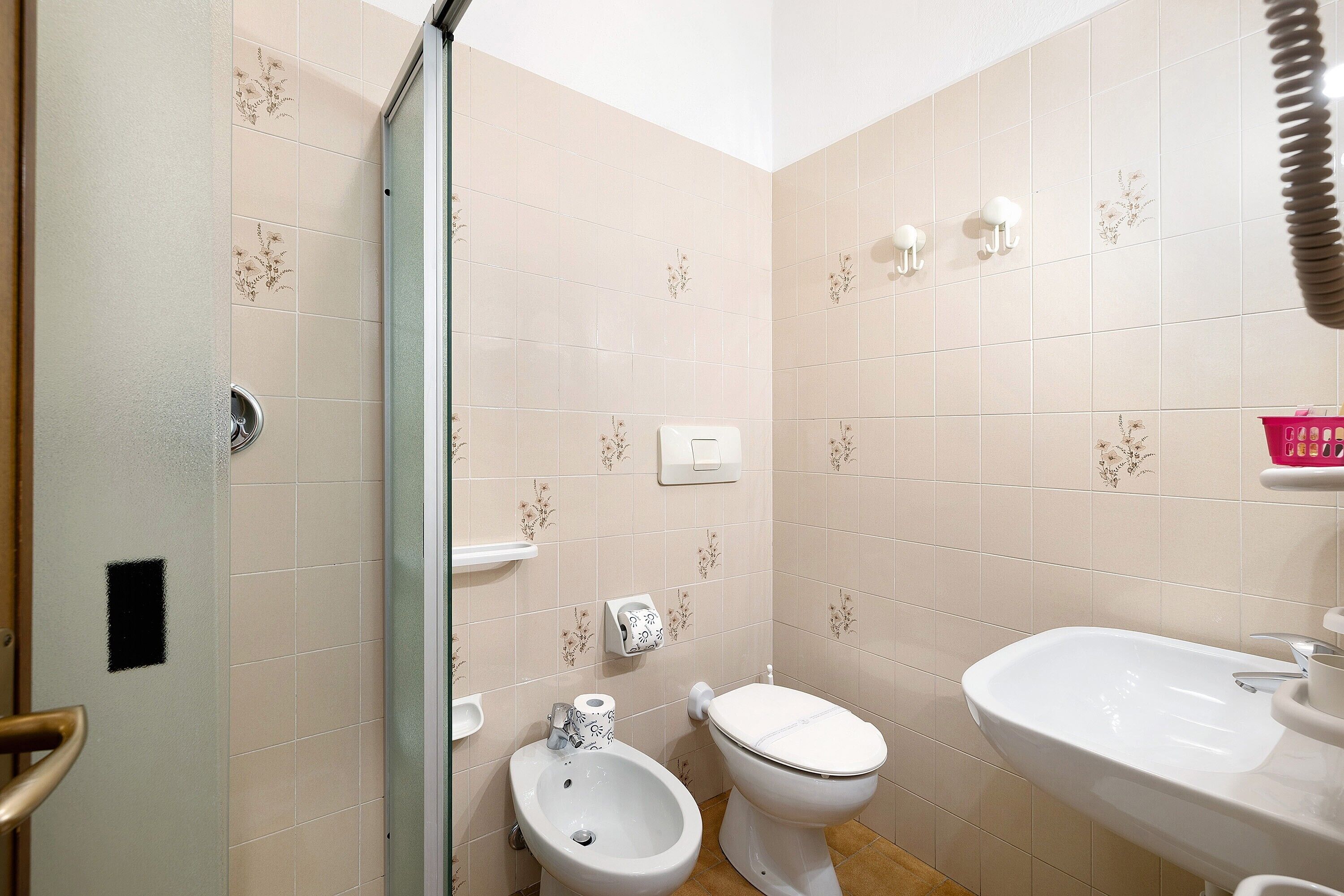 Douche, sèche-cheveux, serviettes fournies