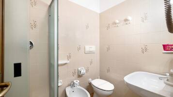 Douche, sĂšche-cheveux, serviettes fournies