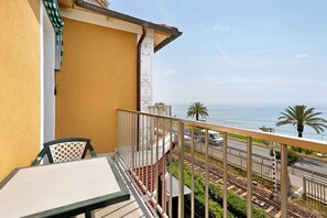Outdoor dining - Studio Apartment "Monolocale 9" with Sea View, 2 Balconies & Wi-Fi (Pietra Ligure)