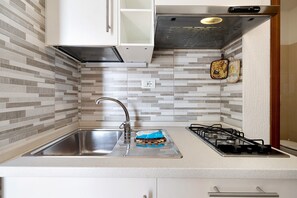 Fridge, microwave, stovetop, cookware/dishes/utensils - Studio Apartment "Monolocale 9" with Sea View, 2 Balconies & Wi-Fi (Pietra Ligure)