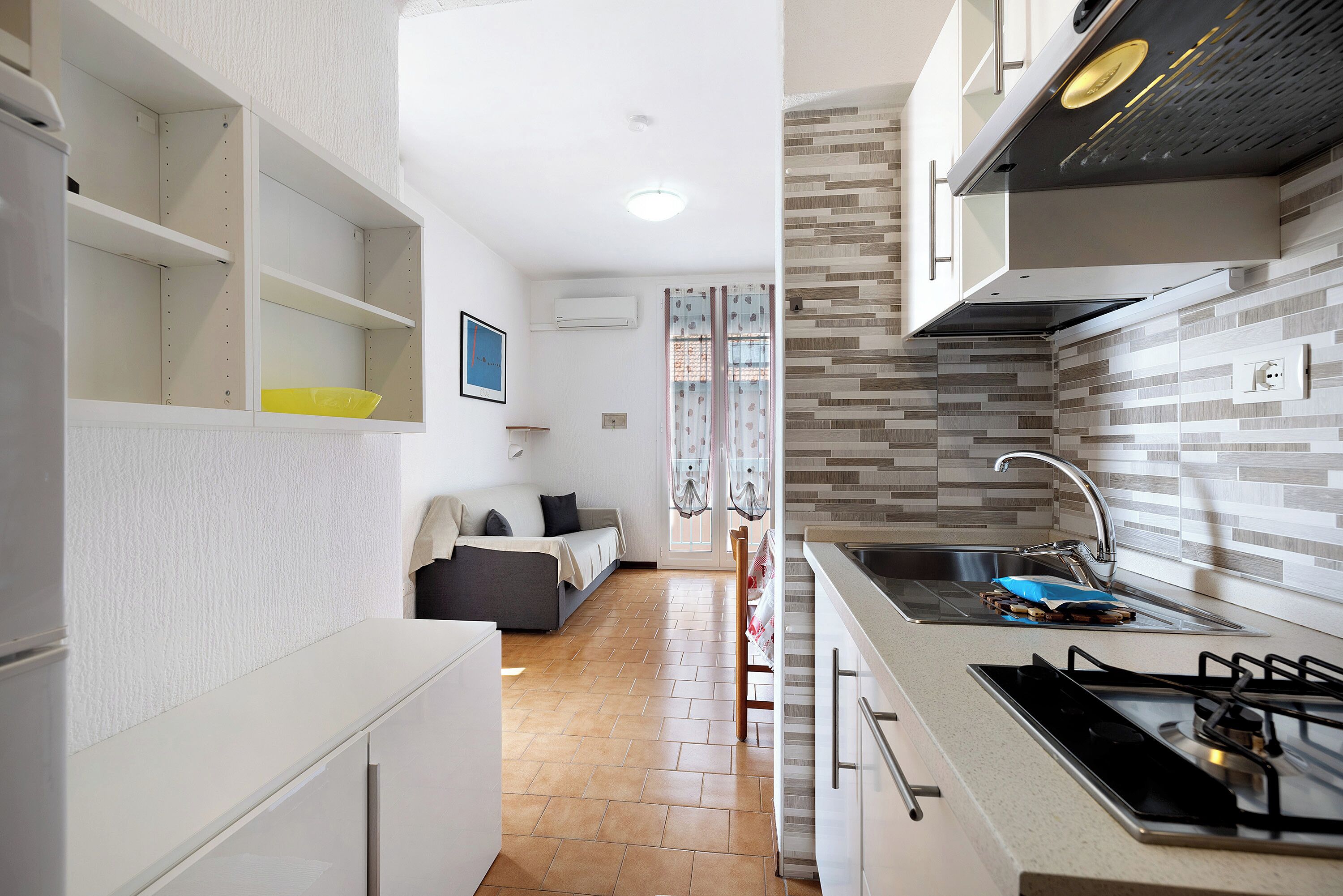 Kühlschrank, Mikrowelle, Herdplatte, Kochgeschirr/Geschirr/Besteck