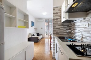 Kühlschrank, Mikrowelle, Herdplatte, Kochgeschirr/Geschirr/Besteck