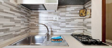 ثلاجة، ميكروويف، موقد طهي مسطح، مستلزمات طهي/أطباق/أوعية