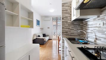 Réfrigérateur, micro-ondes, plaque de cuisson