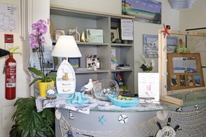 Interior - Holiday Apartment "Numero 10" with Sea View, Balcony & Wi-Fi (Pietra Ligure)