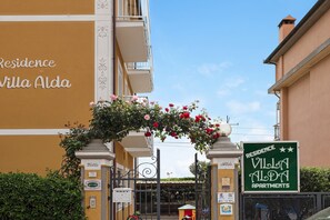 Exterior detail - Holiday Apartment "Numero 10" with Sea View, Balcony & Wi-Fi (Pietra Ligure)