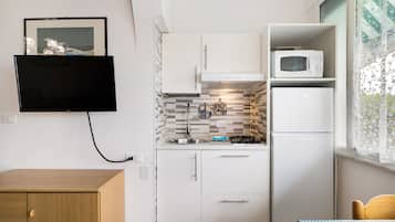 Réfrigérateur, micro-ondes, plaque de cuisson