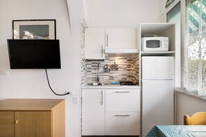 Fridge, microwave, stovetop, cookware/dishes/utensils - Studio Apartment "Monolocale 12" with Sea View, Wi-Fi & Air Conditioning (Pietra Ligure)