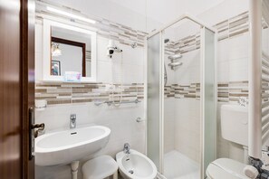 Dusche, kostenlose Toilettenartikel, Haartrockner, Handtücher