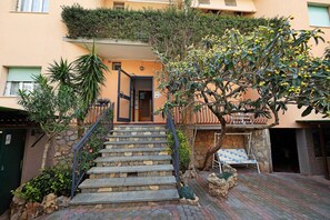 Exterior detail - Studio Apartment "Monolocale 12" with Sea View, Wi-Fi & Air Conditioning (Pietra Ligure)