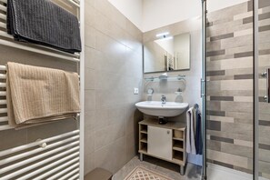 Dusche, Haartrockner, Handtücher