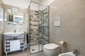 Shower, hair dryer, towels - Apartment 'Casa Maria' with Lake View, Private Garden and Wi-Fi (Brenzone sul Garda)