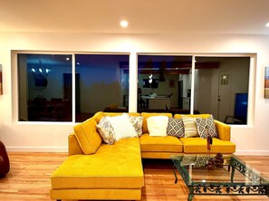 Una Smart TV, una chimenea