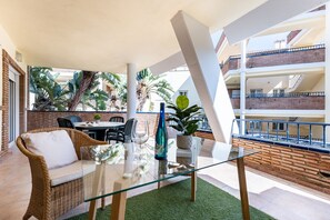 Outdoor dining - Apartment 'Cala De Mijas' with Shared Pool, Wi-Fi and Air Conditioning (La Cala de Mijas)