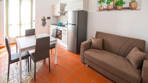 A compact living space with a kitchenette, dining area, and a sofa. - Apartment 'L'Angolo di Torino' with Balcony and Wi-Fi (Torino)