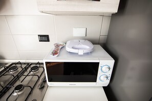 Køleskab, mikrobølgeovn, ovn, kogeplade