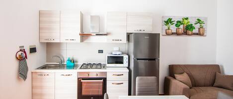 Jääkaappi, mikroaaltouuni, uuni, liesi