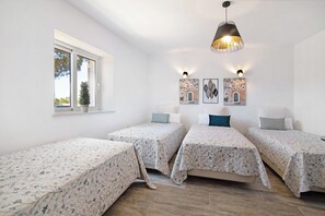 4 bedrooms, iron/ironing board, free WiFi, bed sheets