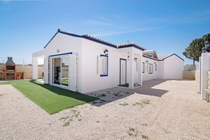 Exterior - Holiday Home 'Villa Flora' with Mountain View, Wi-Fi and Air Conditioning (Algoz)